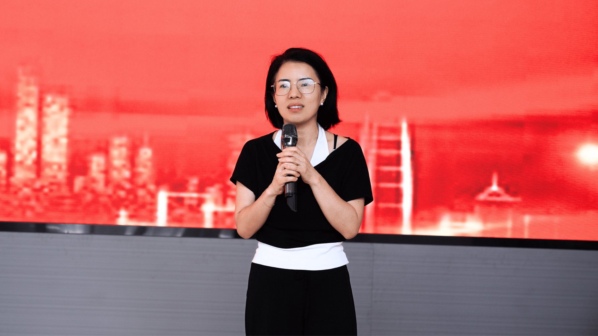 冠牧精准诊断总经理杨忠苹在会上发言